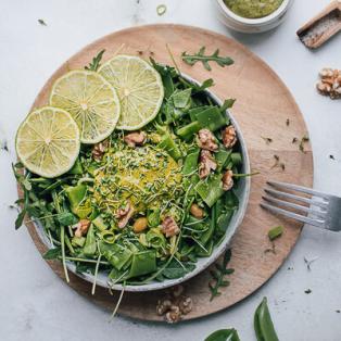 Zucchini Nudeln mit Erdnuss-Pesto