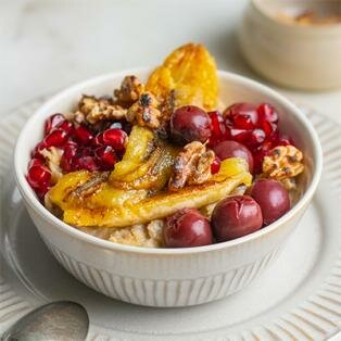 Porridge mit Granatapfel und Bananen