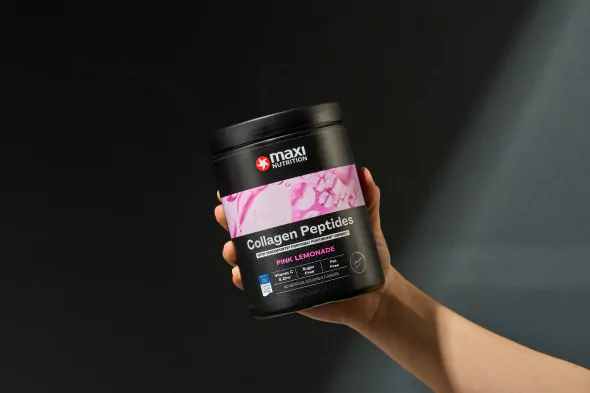 maxinutrition-collagen-peptides-pink-lemonade-mood-hand