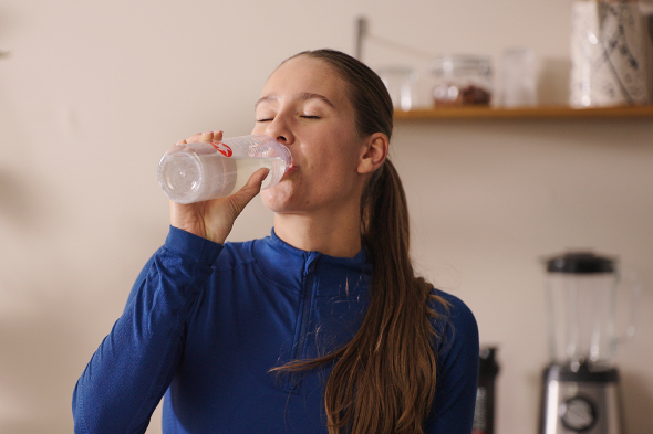 MaxiNutrition-Hydration-Tab-Frau-trinkt-Elektrolyt-Drink-aus-der-Flasche