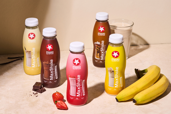 MaxiNutrition-MaxShake-Flaschen-beigem-Hintergrund-mit-zutaten-quer