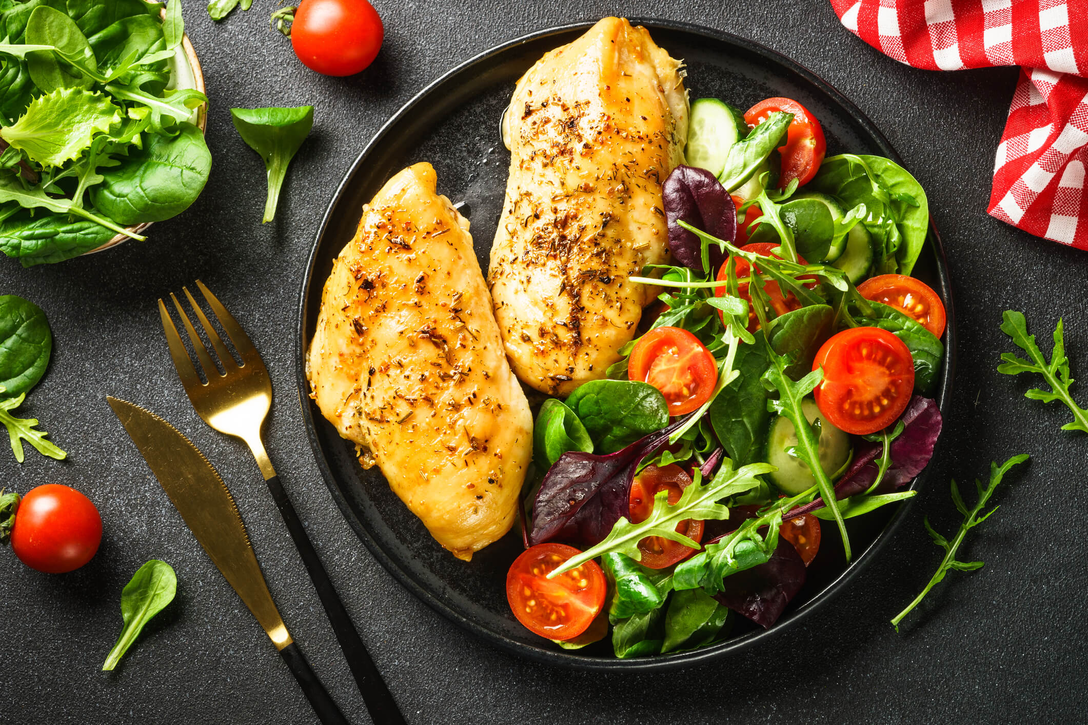 MaxiNutrition_Wie_funktioniert_die_Low-Carb-Diät_Hänchenbrust_mit_Salat