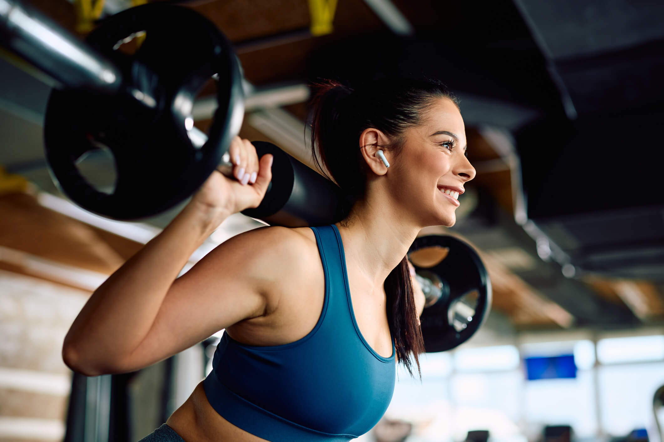 maxinutrition-Bauchfett-verlieren-Strategien-für-Gesundheit-und-Wohlbefinden-Frau-beim-Kraftsport