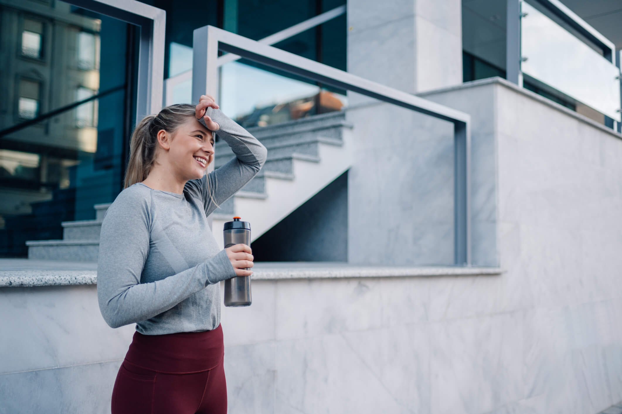 maxinutrition-Bauchfett-verlieren-Strategien-für-Gesundheit-und-Wohlbefinden-Frau-mit-Trinkflasche