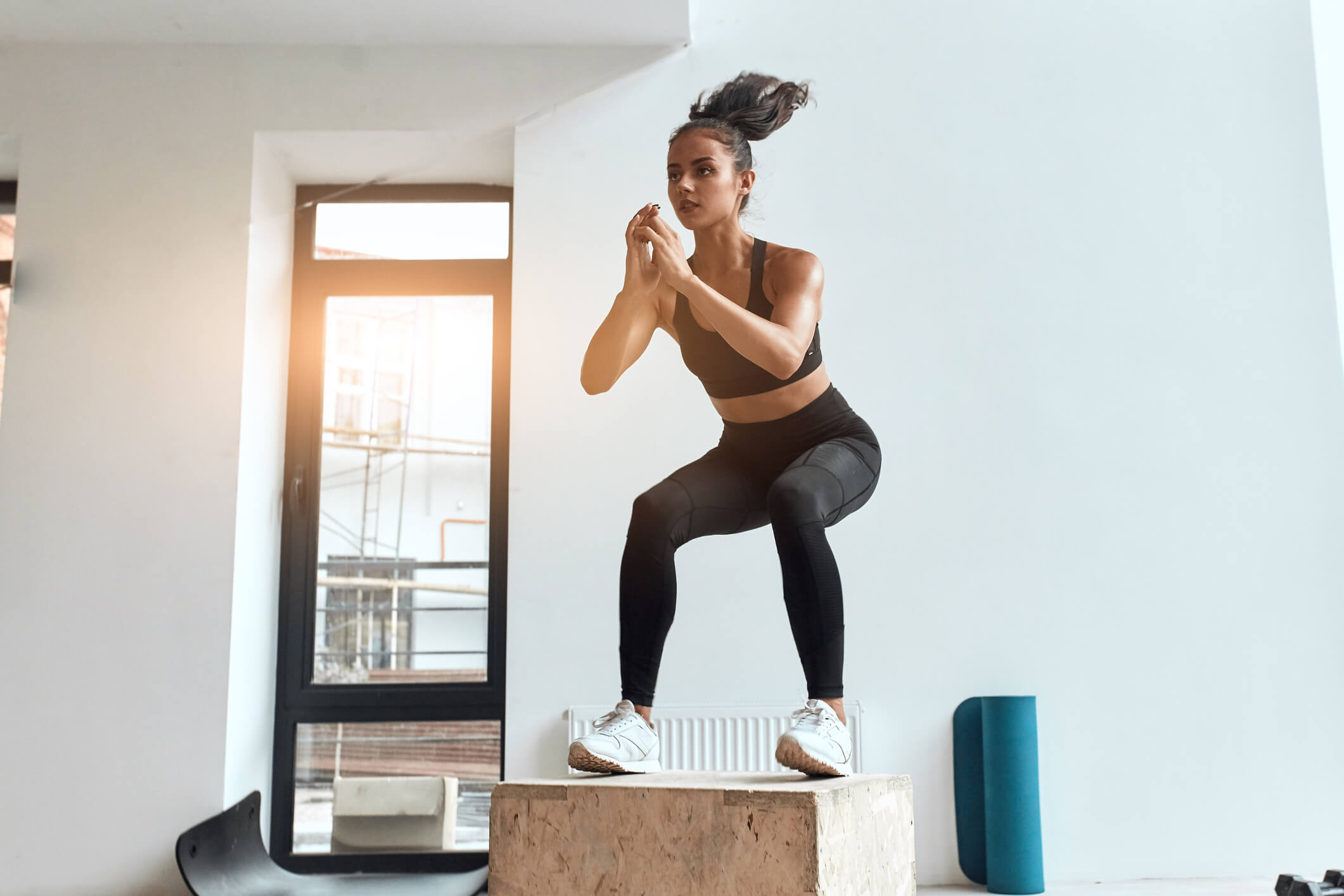 Sportler bei der Übung Box Jumps