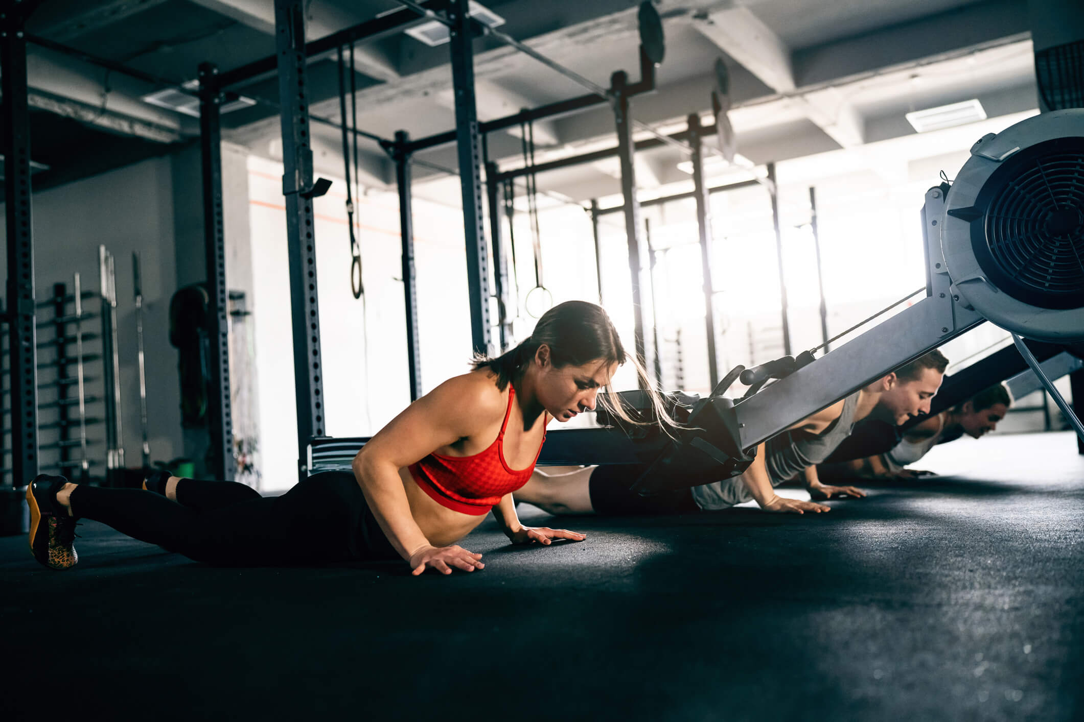 Sportler bei der Übung Burpees