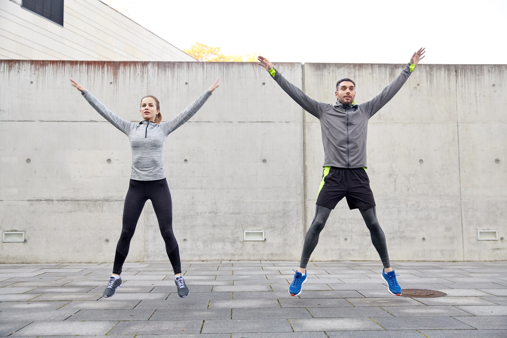 Sportler bei der Übung Jumping Jacks