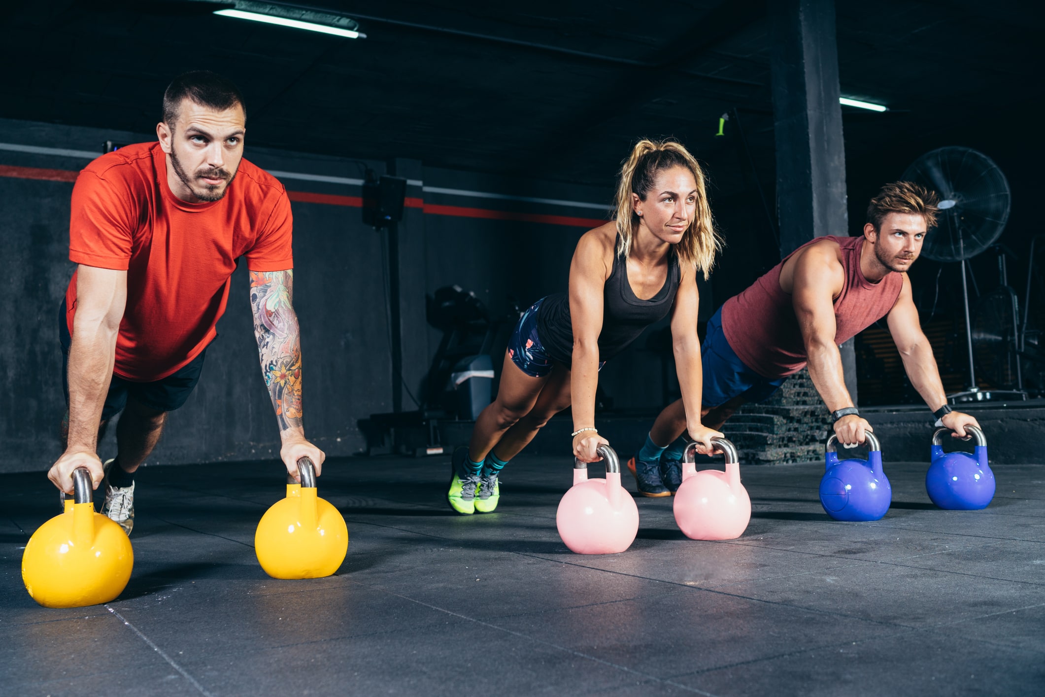 Verschiedene Menschen beim Tabata-Training