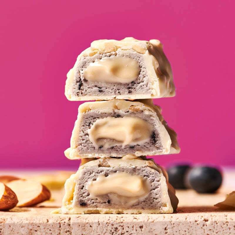 maxinutrition-creamy-core-protein-bar-blueberry-muffin-angeschnitten