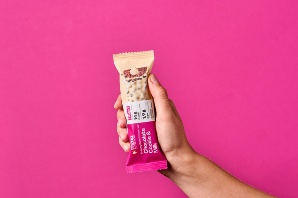 maxinutrition-creamy-core-protein-bar-chocolate-cookie-milk-riegel-hand