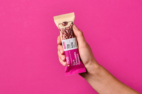 maxinutrition-creamy-core-protein-bar-dark-chocolate-coconut-hand