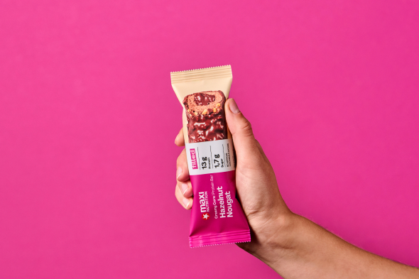 maxinutrition-creamy-core-protein-bar-hazelnut-nougat-mood-hand