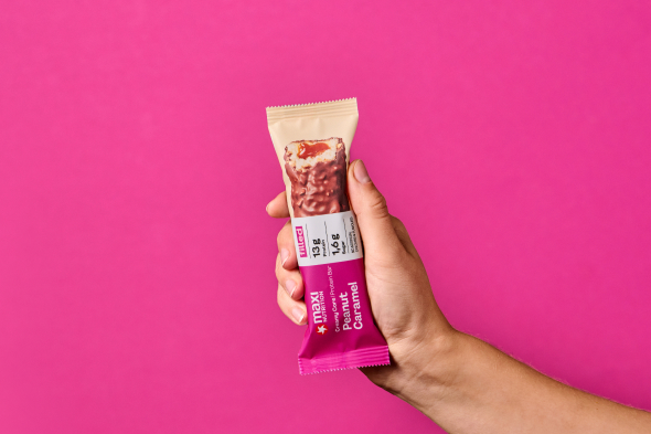 maxinutrition-creamy-core-protein-bar-peanut-caramel-hand
