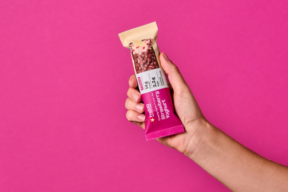 maxinutrition-creamy-core-protein-bar-strawberry-yoghurt-hand