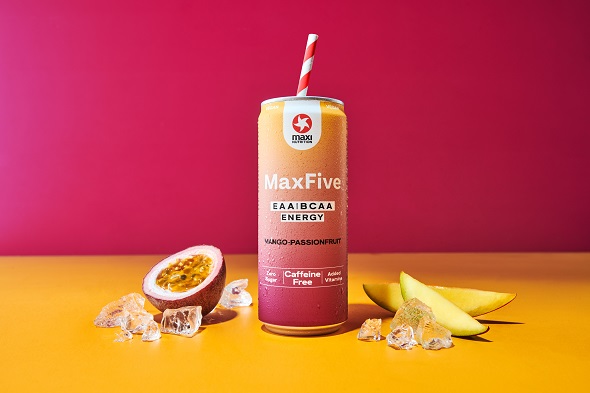 maxinutrition-eaa-bcaa-energy-drink-mango-passionfruit-gekuehlt-mit-passionfruit-und-strohhalm