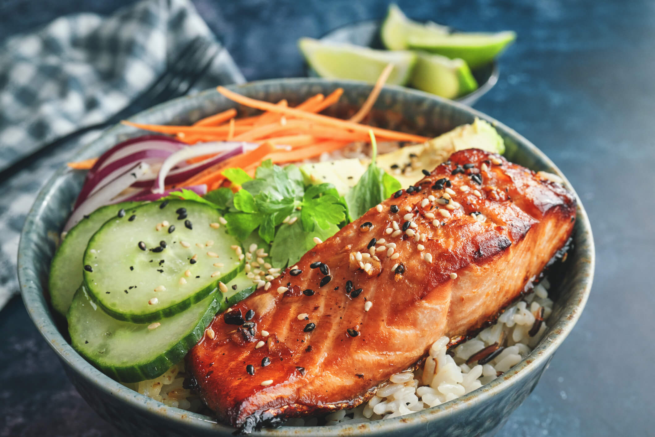 maxinutrition-ernaerungsformen-bowl-mit-reis-und-fisch