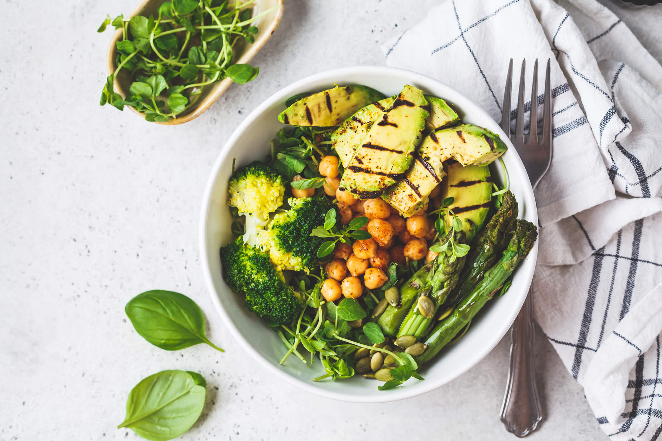 maxinutrition-ernaerungsformen-gemüse-und-gegrillte-avocado