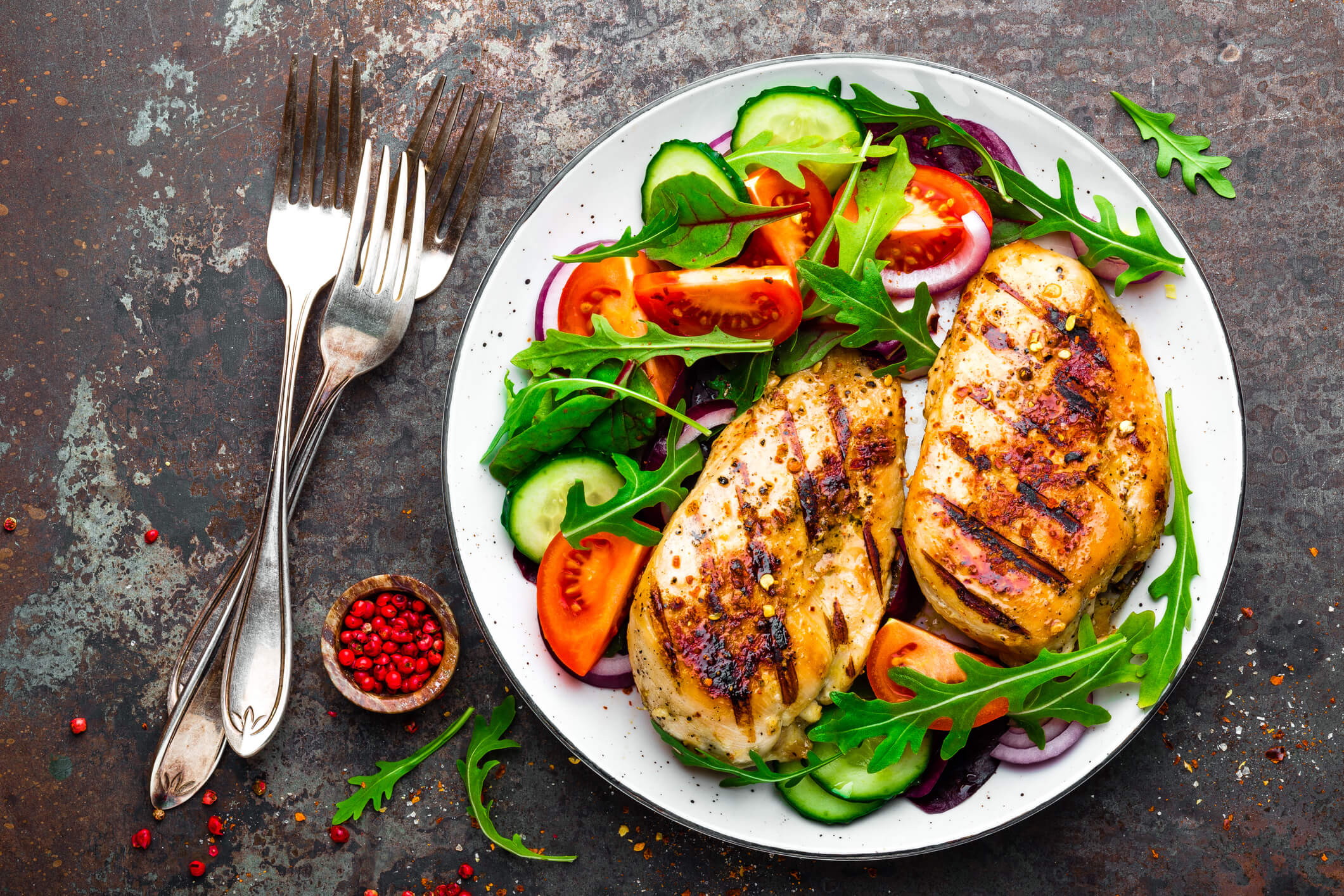 maxinutrition-ernaerungsformen-haenchenbrust-mit-salat