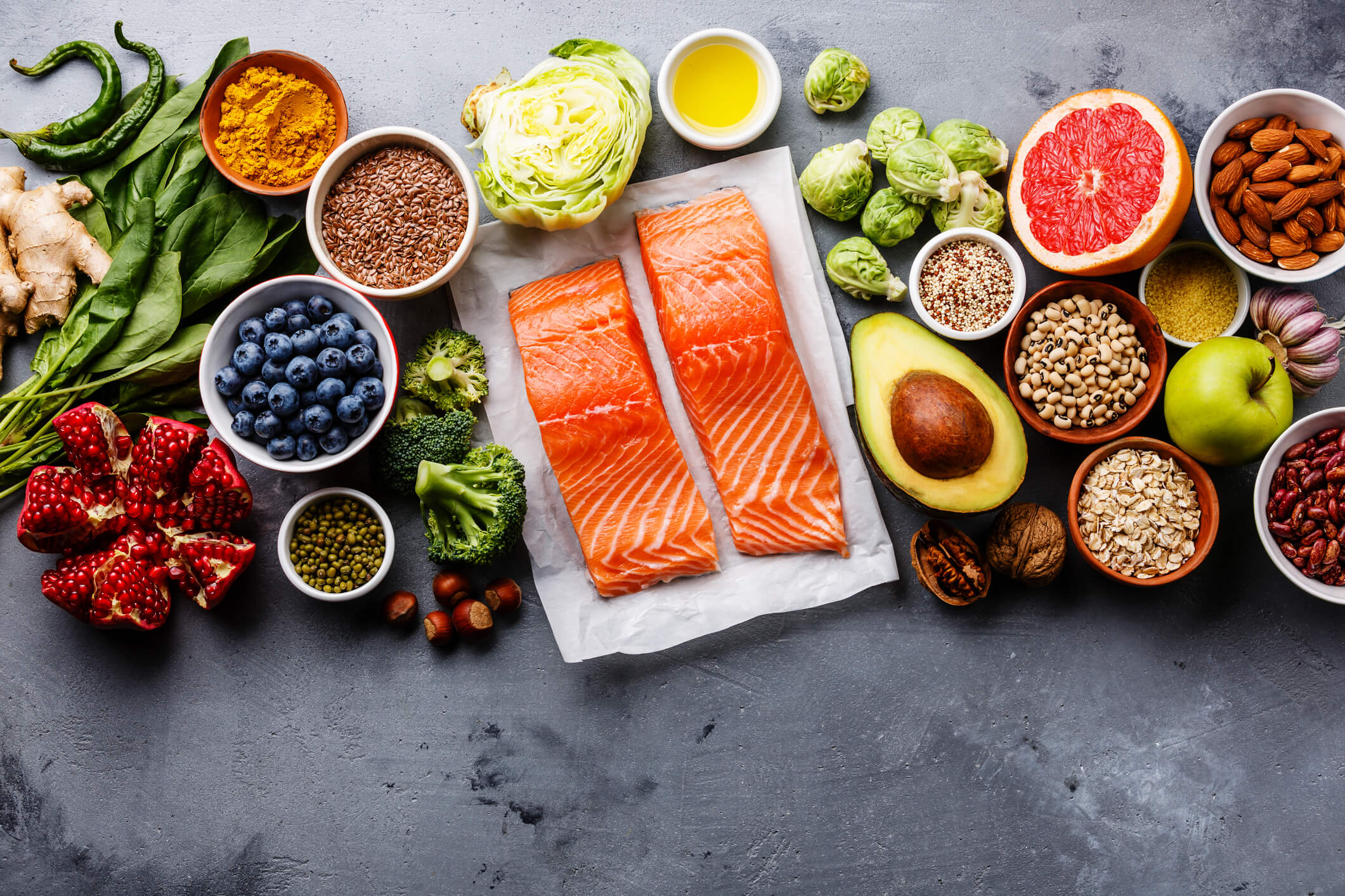 maxinutrition-ernaerungsformen-lachs-und-verschiedene-obst-und-gemüse-sorten