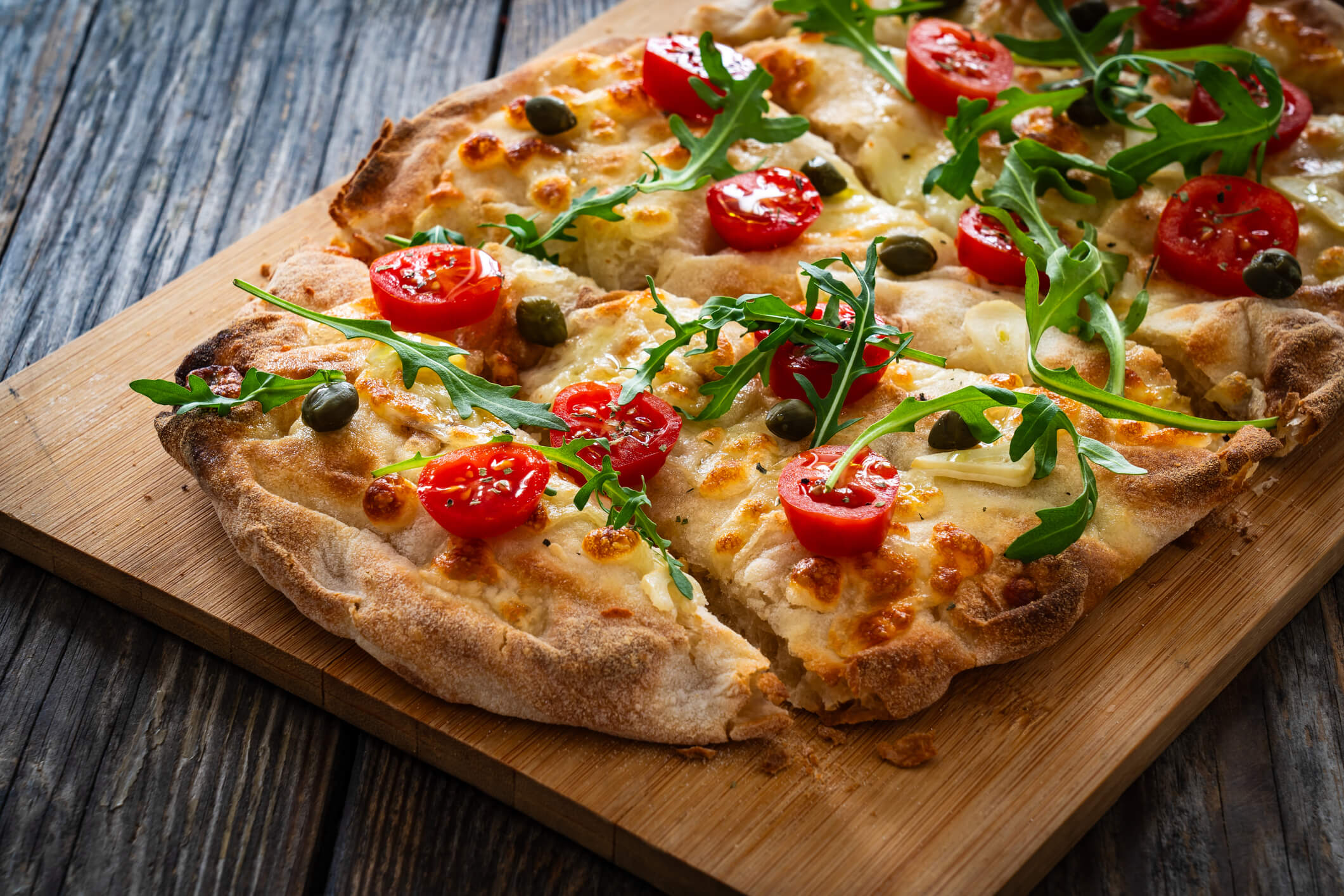 maxinutrition-ernaerungsformen-pinsa-mit-mozzarella-und-tomaten