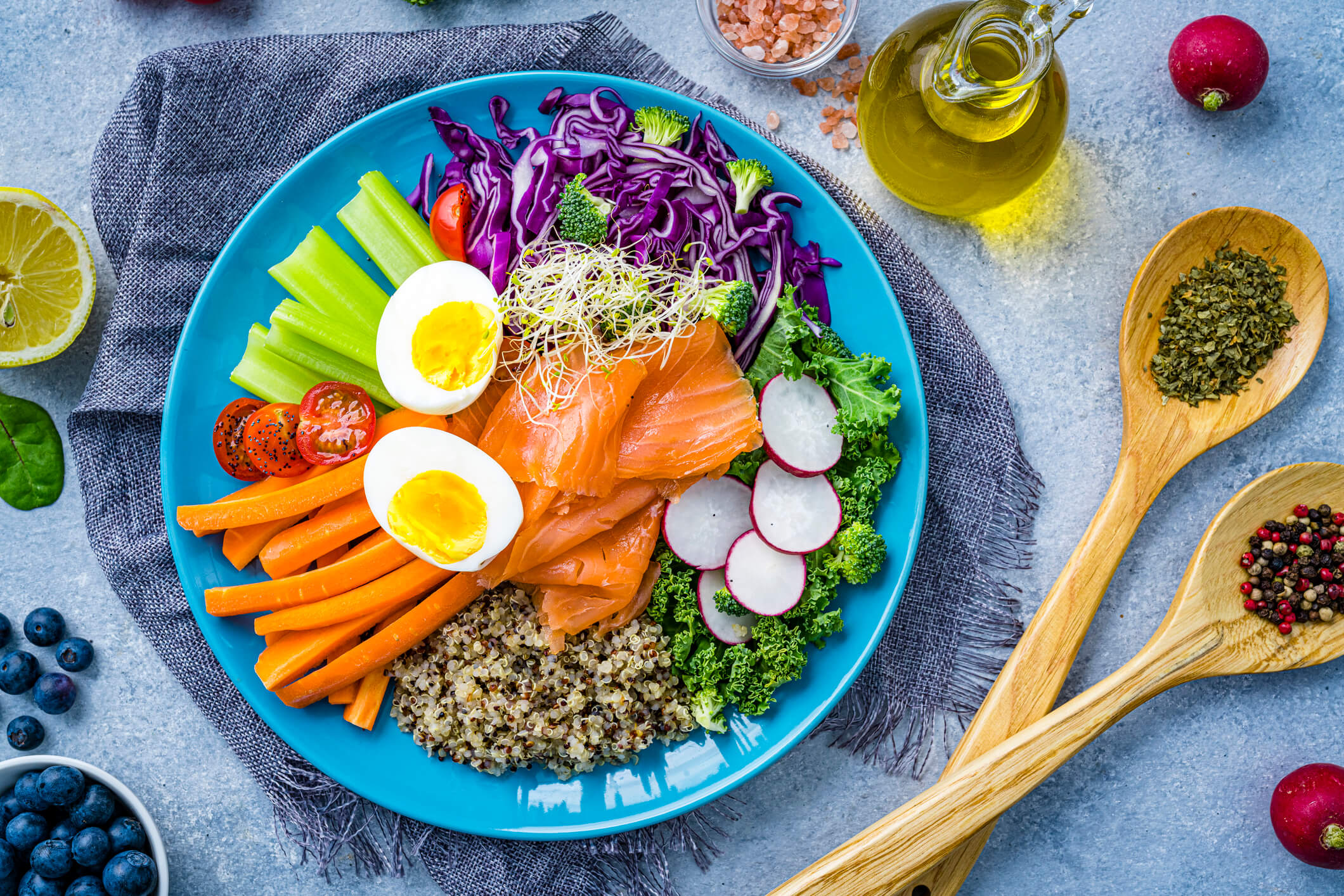 maxinutrition-ernaerungsformen-salatteller-mit-ei-und-lachs