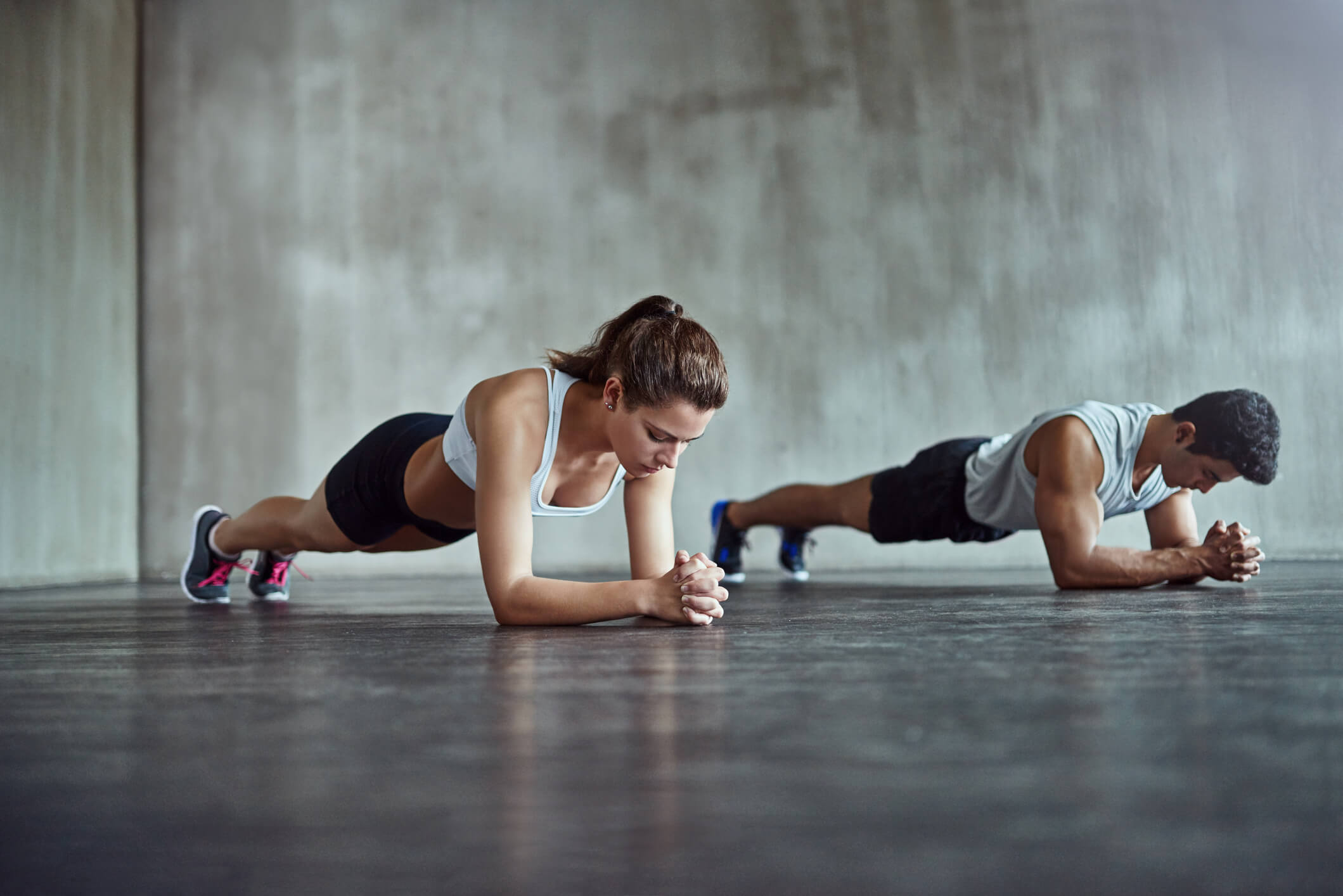 Sportler in der Plank