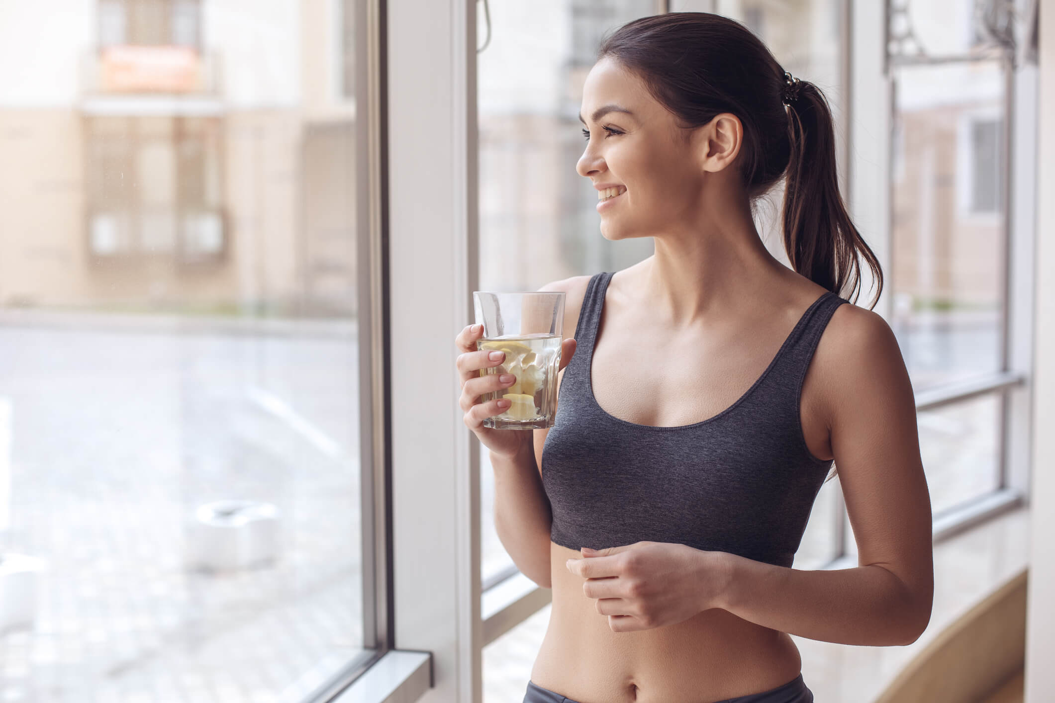 maxinutrition-gesund-abnehmen-frau-trinkt-wasser