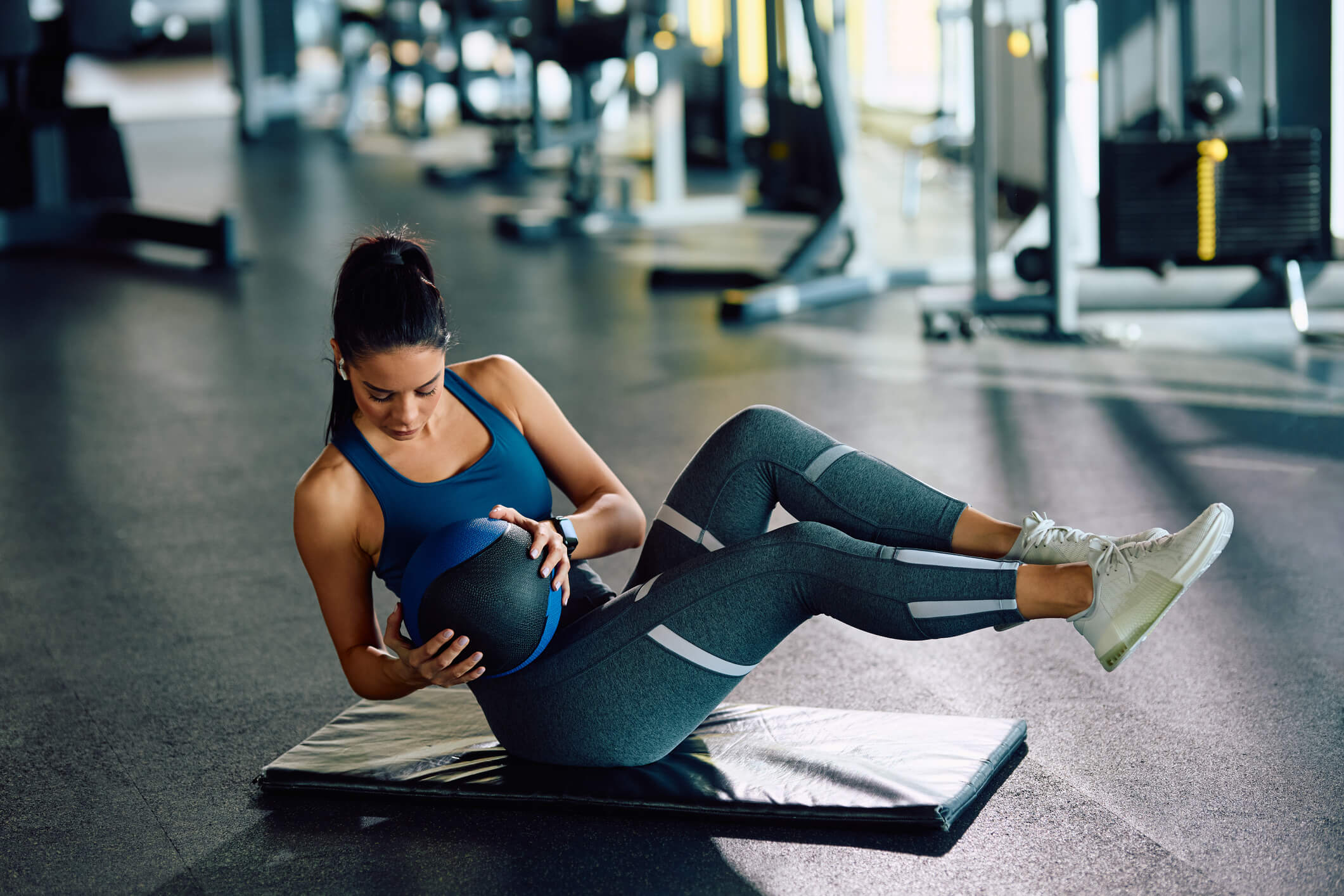 maxinutrition-gesund-abnehmen-frau-macht-situps