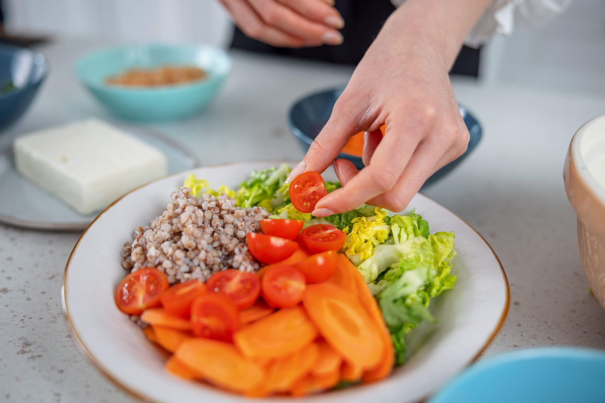 maxinutrition-gesund-abnehmen-frau-nimmt-eine-kirschtomate