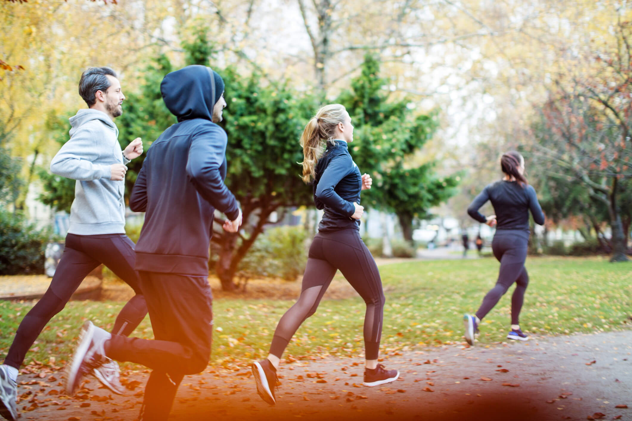 maxinutrition-gesund-abnehmen-gruppe-läuft-im-wald