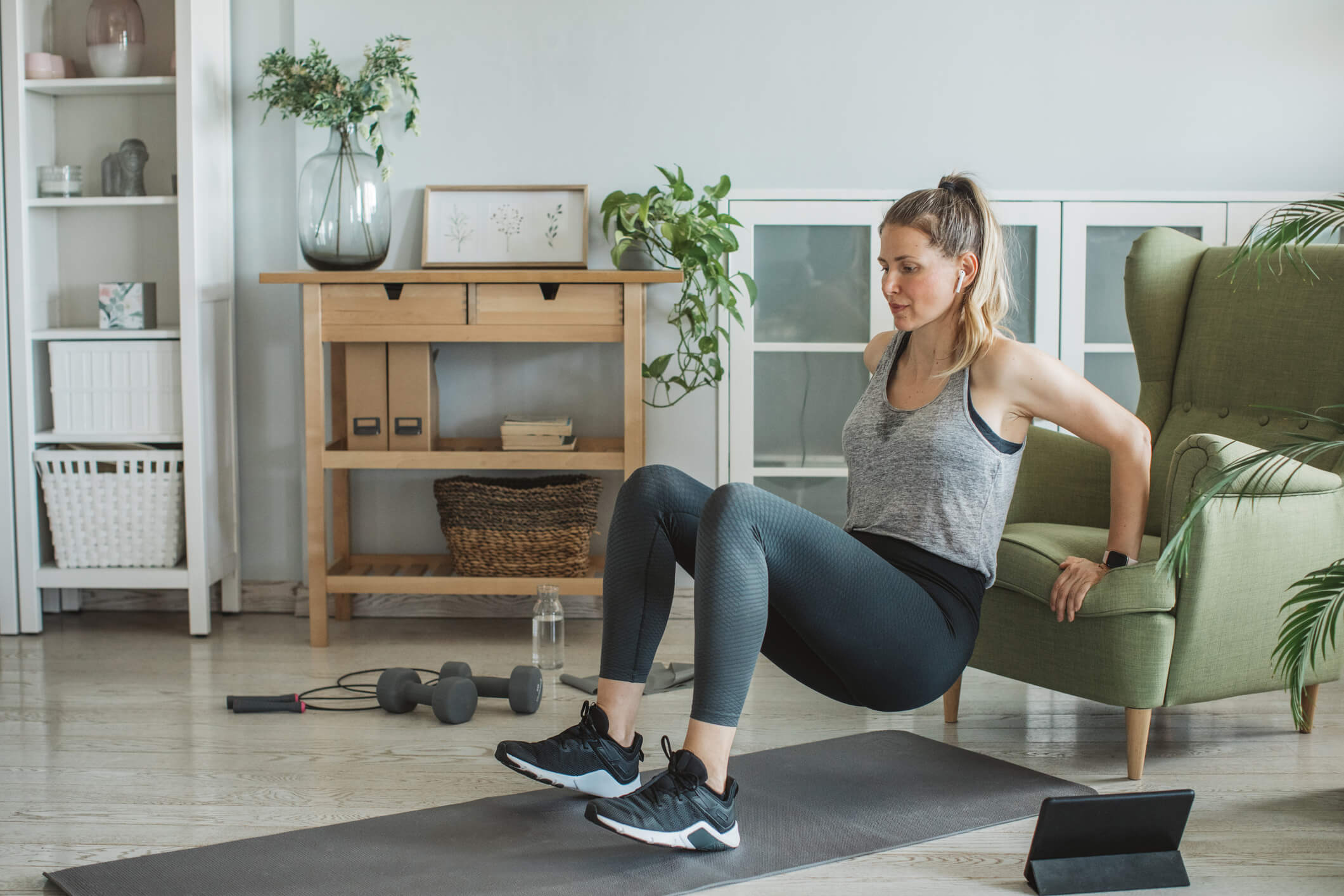 maxinutrition-krafttraining-zuhause-frau-macht-dips