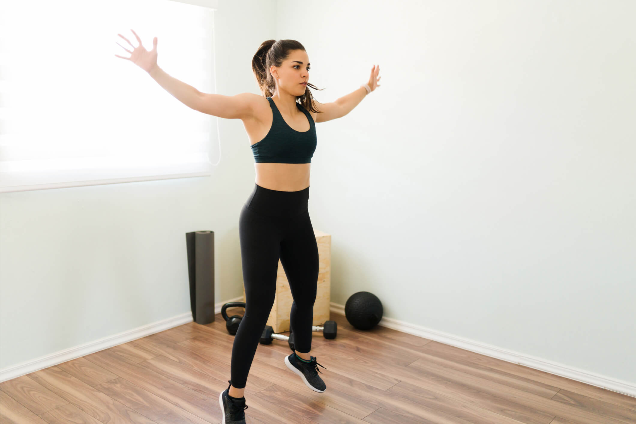 maxinutrition-krafttraining-zuhause-frau-macht-jumping-jacks