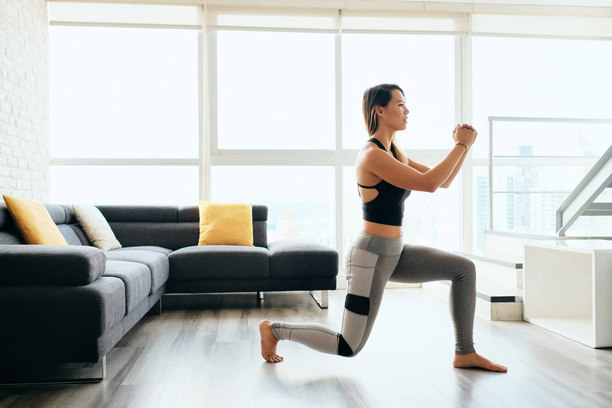 maxinutrition-krafttraining-zuhause-frau-macht-lunges