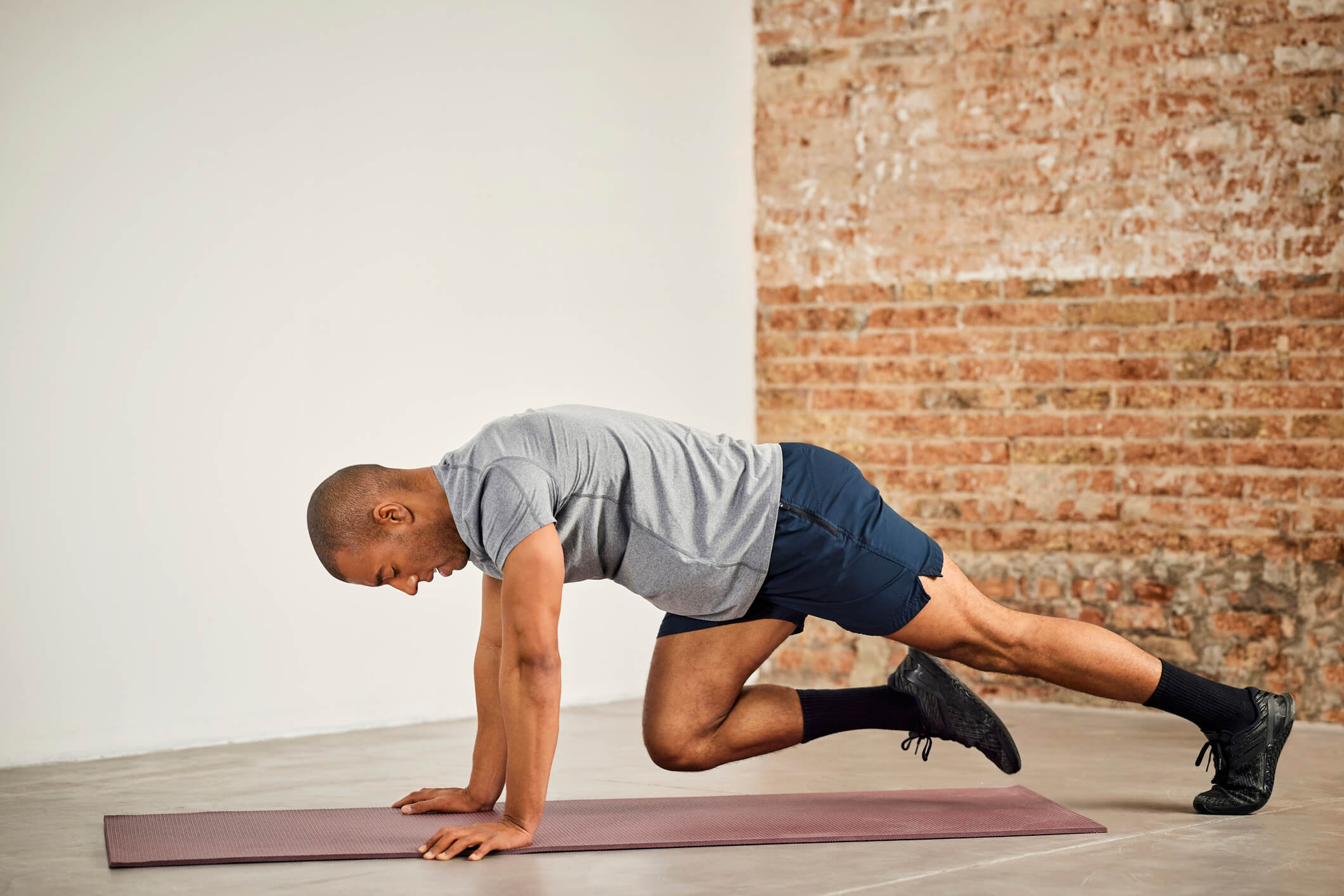 maxinutrition-krafttraining-zuhause-mann-macht-mountain-climbers
