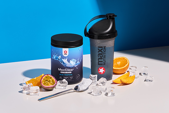 maxinutrition-maxclear-clear-whey-isolate-blue-tropical-dose-mit-shaker-und-inhaltsstoffen