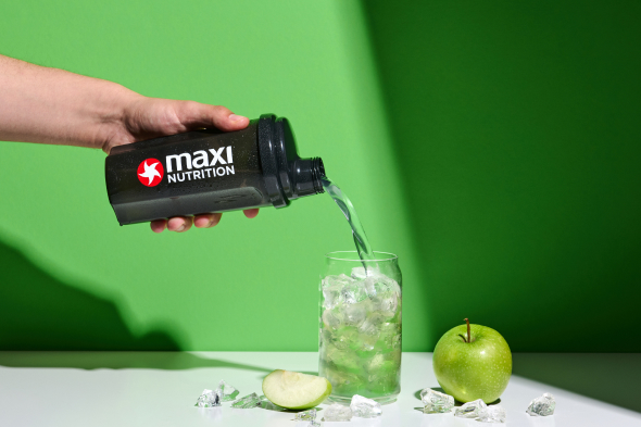 maxinutrition-maxclear-clear-whey-isolate-green-apple-einschenken