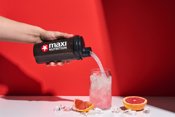 maxinutrition-maxclear-clear-whey-isolate-pink-grapefruit-einschenken