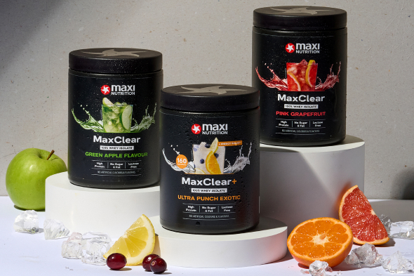 maxinutrition-maxclear-clear-whey-isolate-drei-dosen-auf-podest