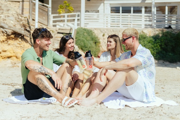 maxinutrition-maxclear-menschen-tinken-maxclear-im-shaker-am-strand