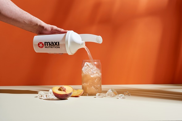 maxinutrition-maxclear-peach-ice-tea-mit-shaker-beim-einschütten-ins-glas