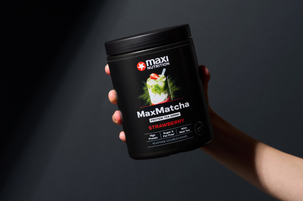 maxinutrition-maxmatcha-protein-matcha-strawberry-mood-hand