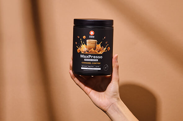 maxinutrition-maxpresso-caramel-coffee-in-der-hand