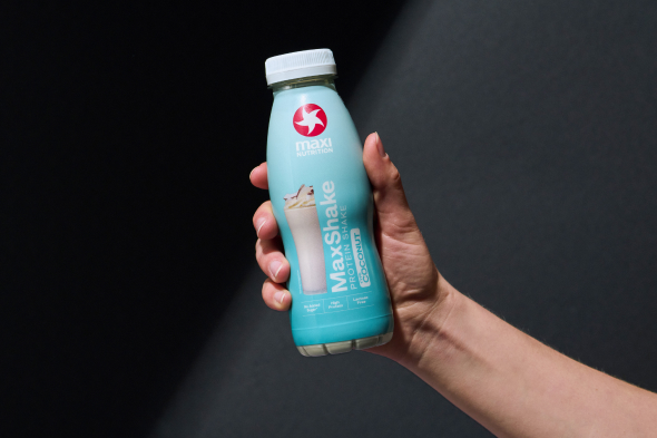 maxinutrition-maxshake-coconut-flasche-in-hand