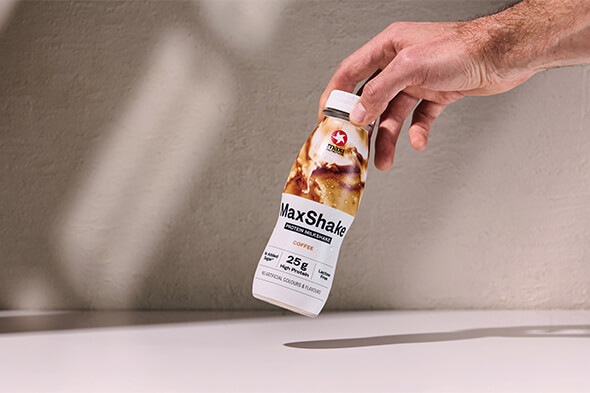 maxinutrition-maxshake-coffee-in-der-hand