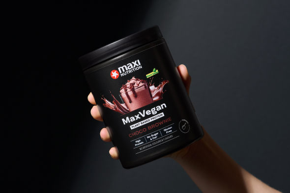 maxinutrition-maxvegan-choco-brownie-hand