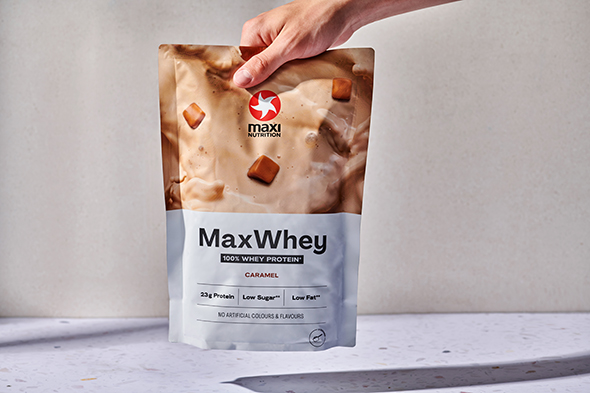 maxinutrition-maxwhey-caramel-hand