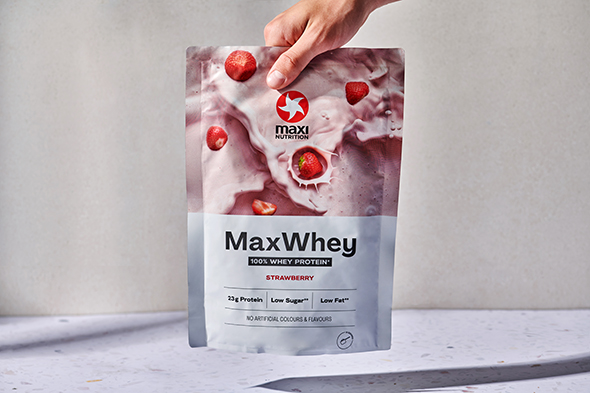 maxinutrition-maxwhey-strawberry-hand