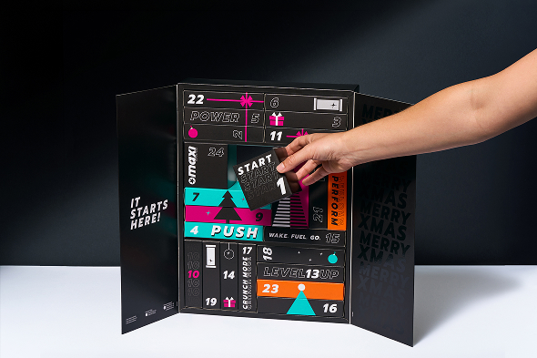 maxinutrition-protein-advetnskalender-2026-moodbild-mit-hand