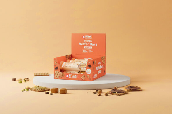 maxinutrition protein waffle bar mixbox auf einem Teller vor einem beigen Hintergrund