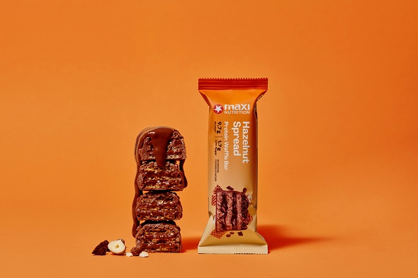 maxinutrition-protein-waffle-bar-hazelnut-spread-packaging-und-angeschnittene-riegel